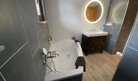 baignoire asymetrique et Meuble vasque avec miroir anti-buée