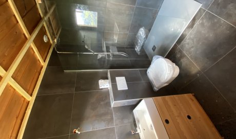 Meuble vasque sur mesure, toilette suspendu et douche à l'italienne avec paroi fixe