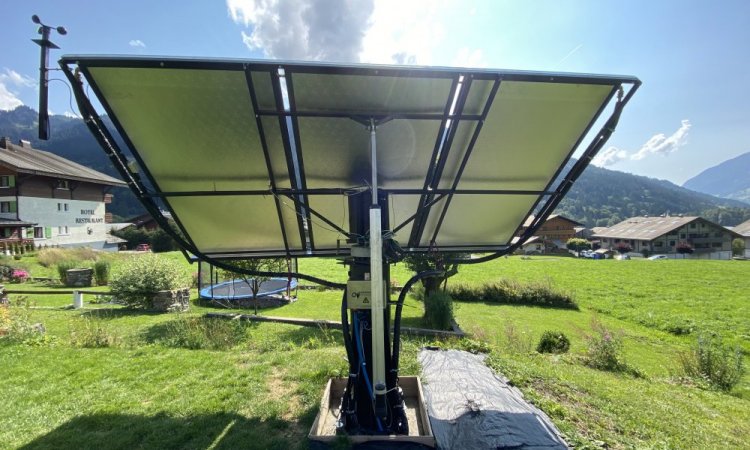 Capteur solaire sur socle orientable avec l'ensoleillement 